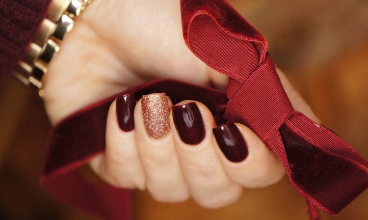 Маникюр темно бордовый с серебром