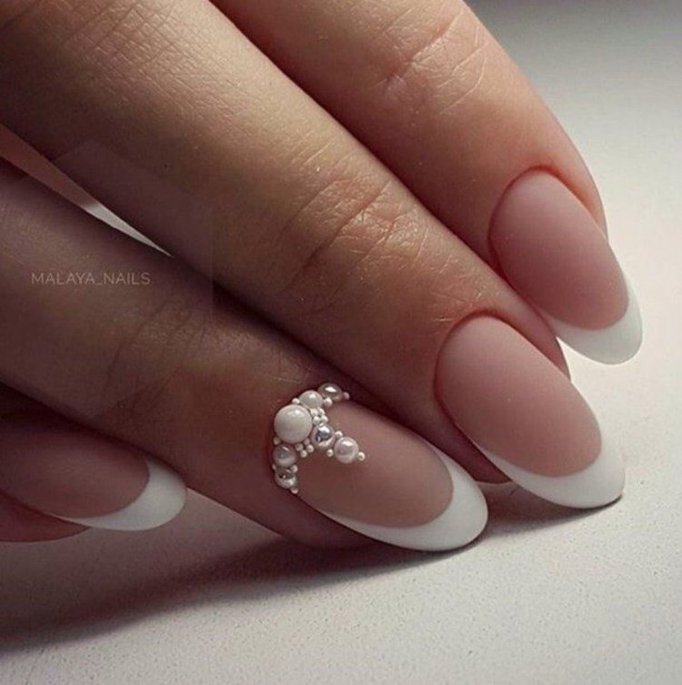 Французький манікюр з перлами