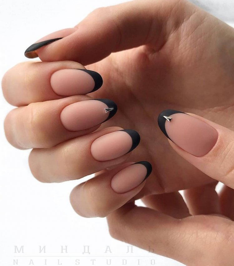 Чорний френч на нігтях
