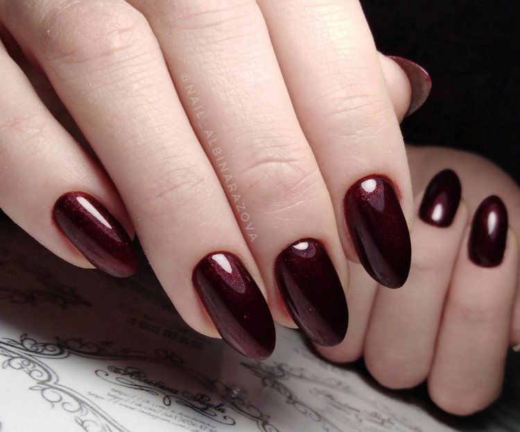 Коричневый маникюр со стразами