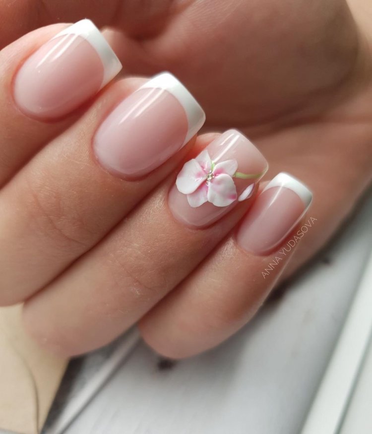 Красивый французский маникюр на короткие ногти квадратные