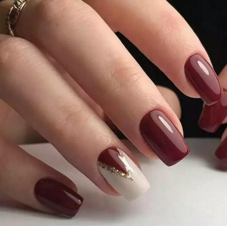 Бордовый маникюр с бежем