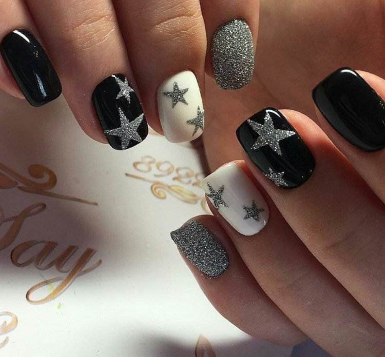 Чёрный маникюр со звёздами