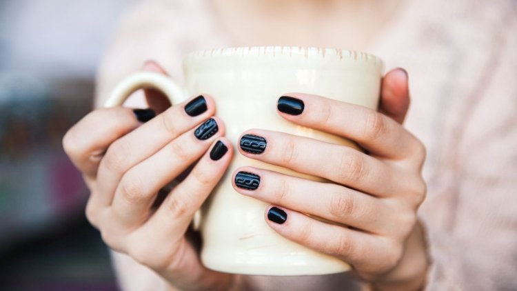 Красивый маникюр с чашкой кофе