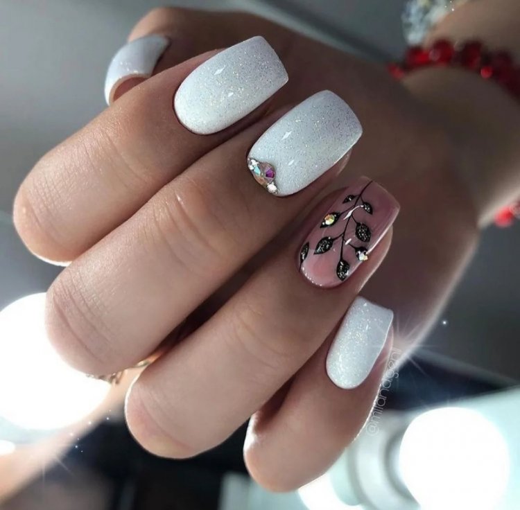 Светлый маникюр 2021 модные