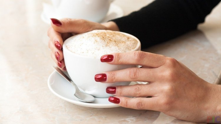 Чашка в руках