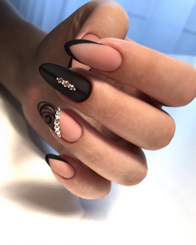 Матовий френч 2021 мигдаль