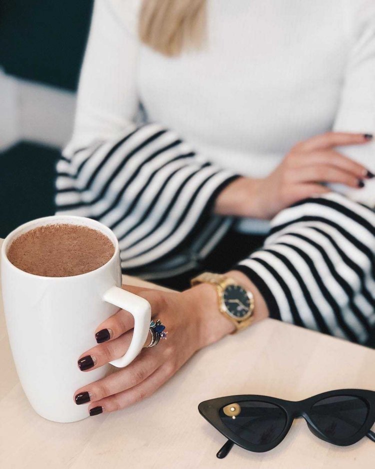 Красивый маникюр и чашка