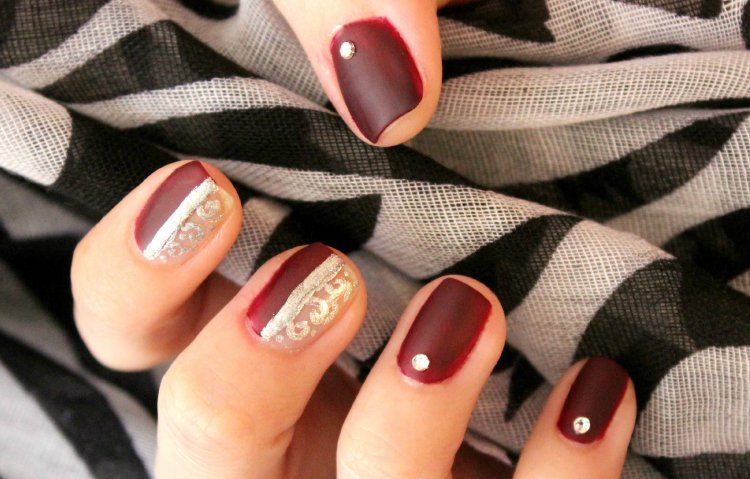 Маникюр бордовый с белым френчем