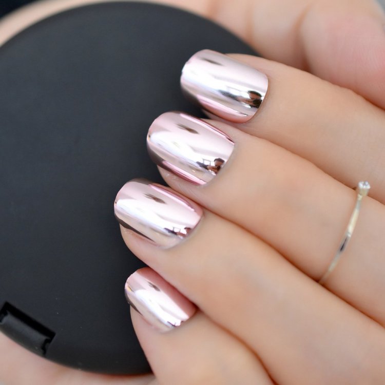Красивый мраморный маникюр