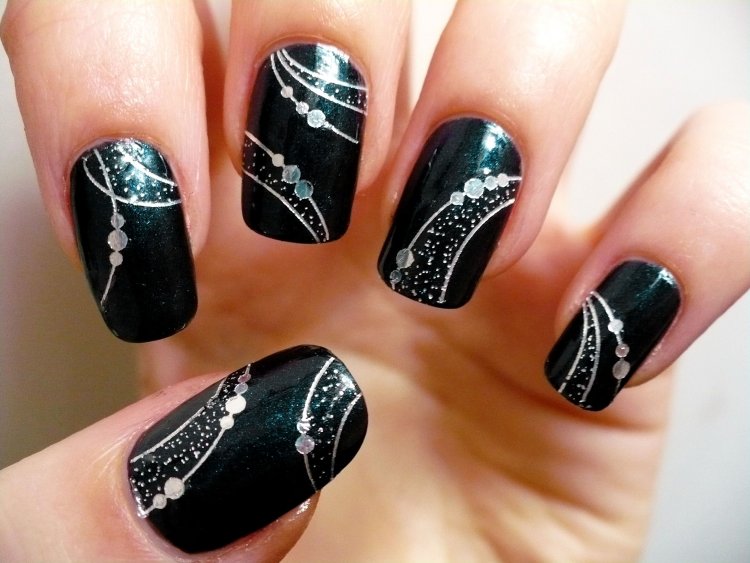 Маникюр под черно белое платье