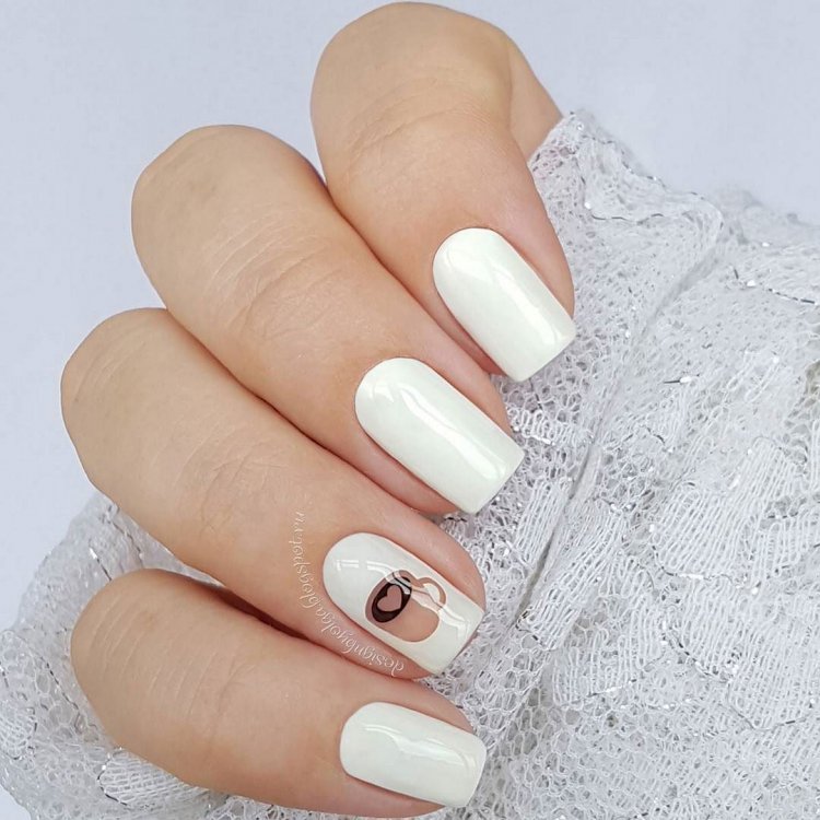Белый молочный маникюр