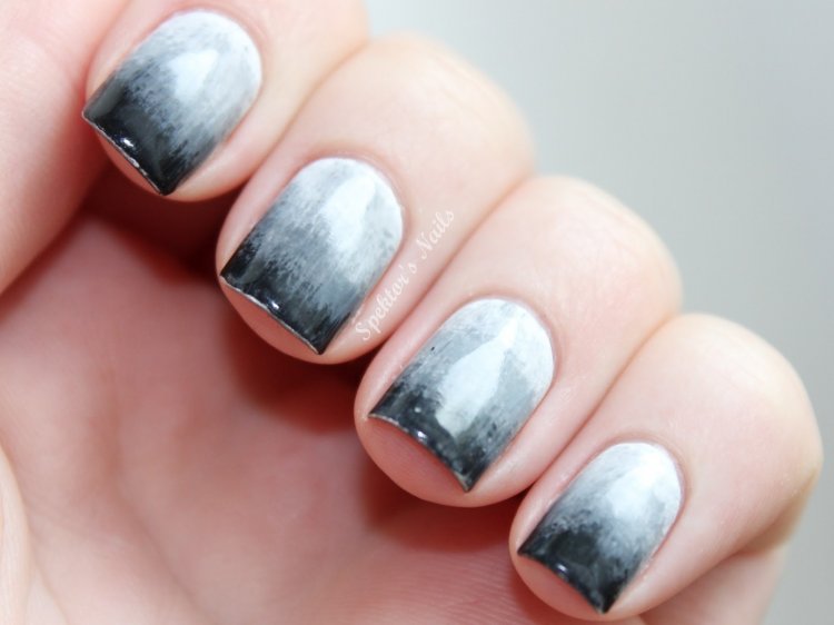Черно белый градиент на ногтях