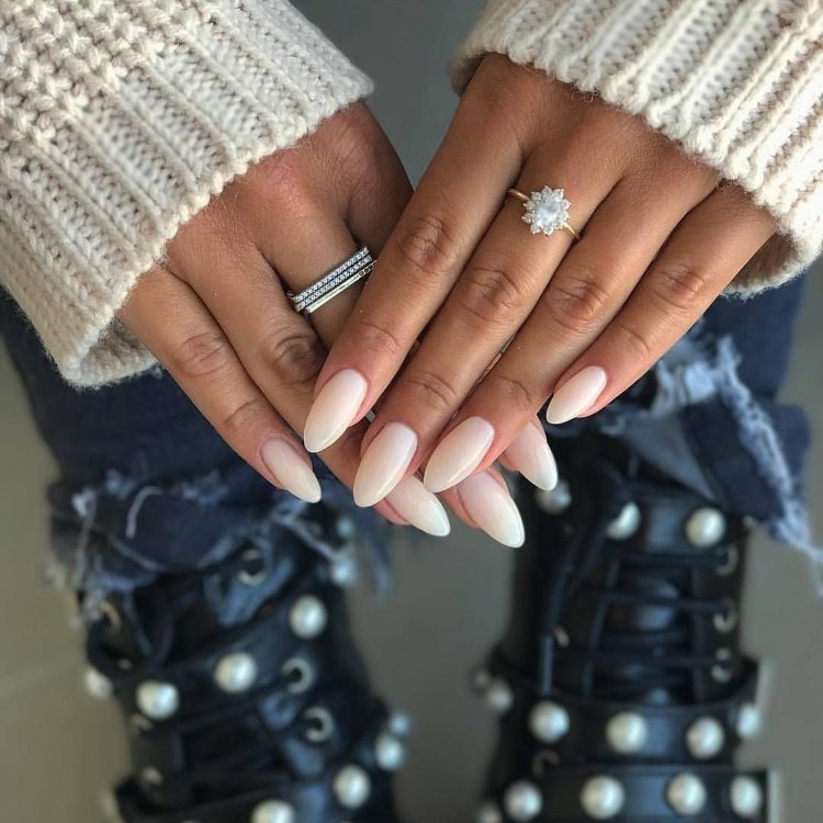 Однотонный маникюр на новый год - 45 фото