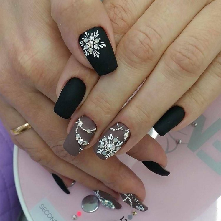 Черные красивые новогодние ногти