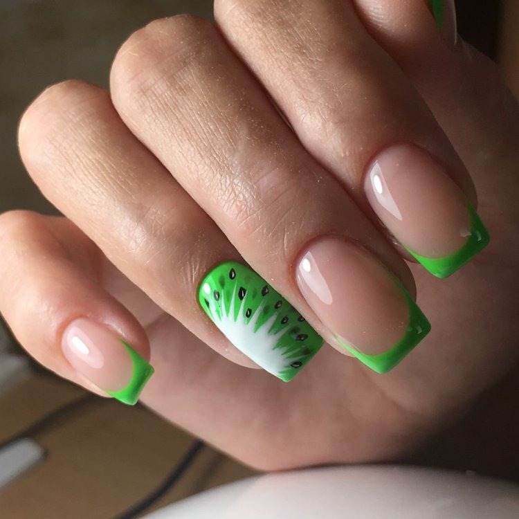 Салатовый френч на ногтях