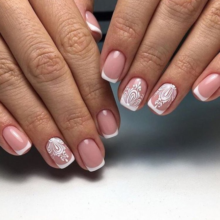 Красивый нежный френч на ногтях