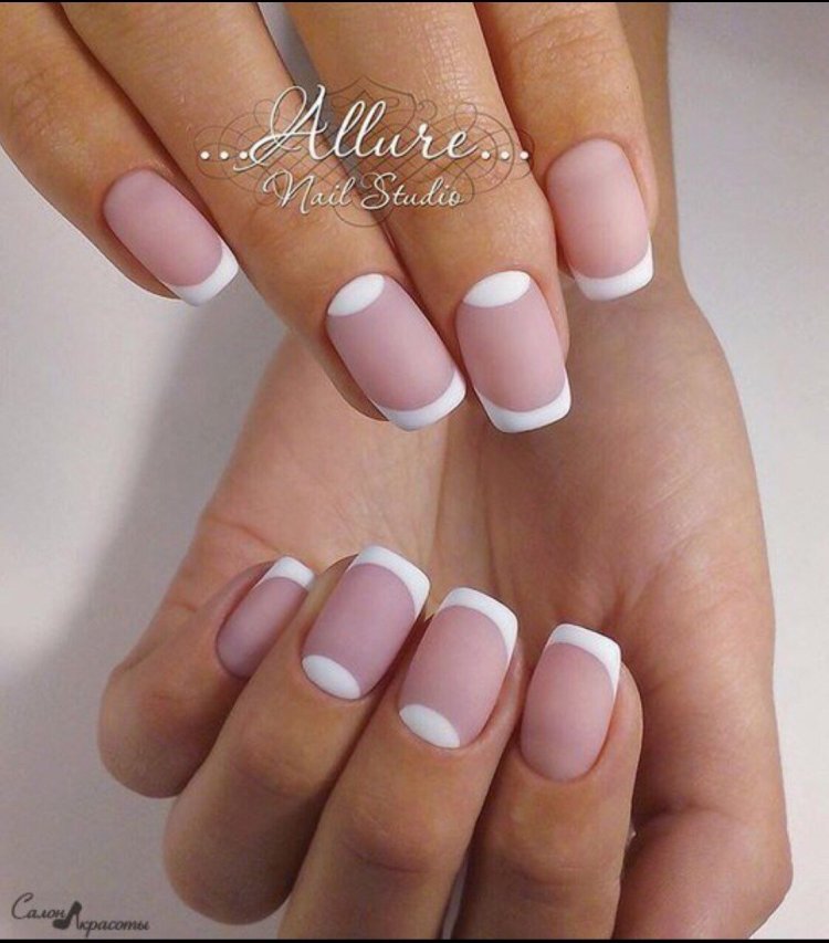 Манікюр френч із лунками