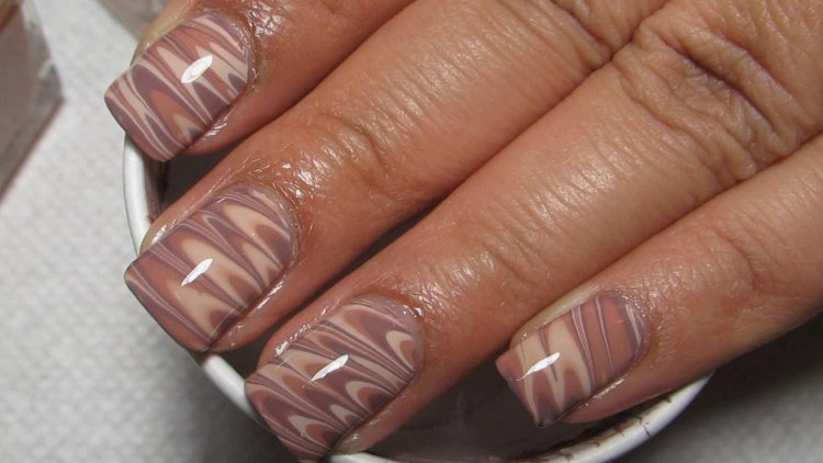 Маникюр с разводами коричневый