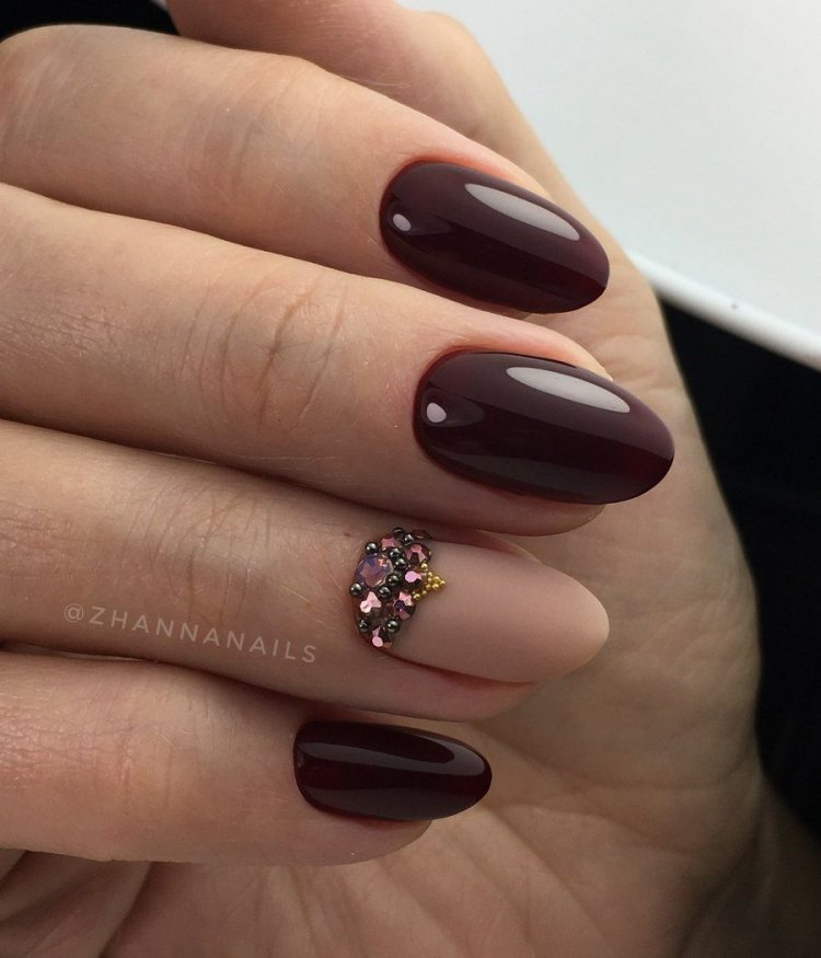 Маникюр бордовый с серебром и стразами