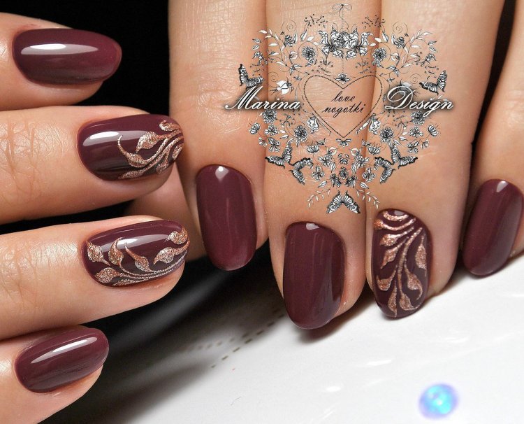 Бордовые ногти с сердечком на безымянном пальце