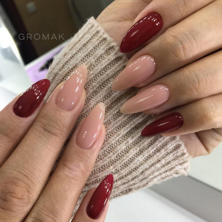 Бордовые ногти круглые