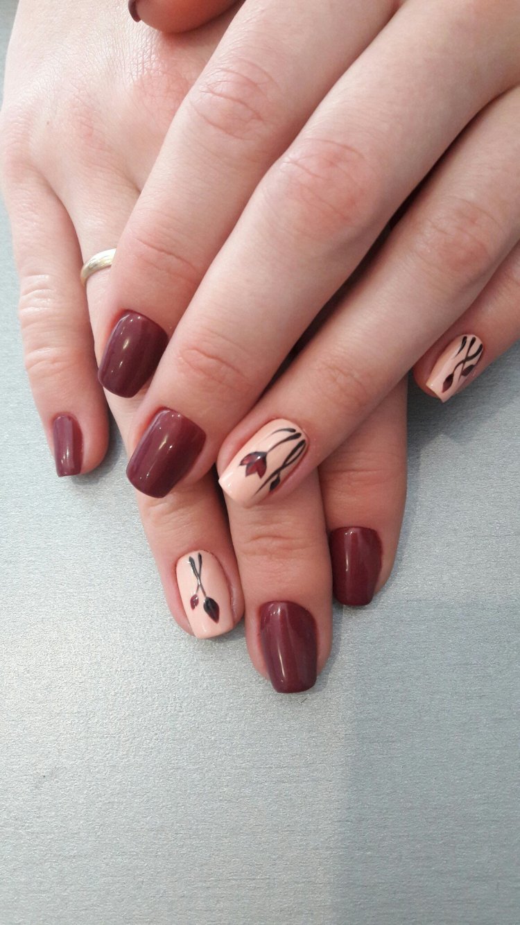 Бежевый френч на ногтях