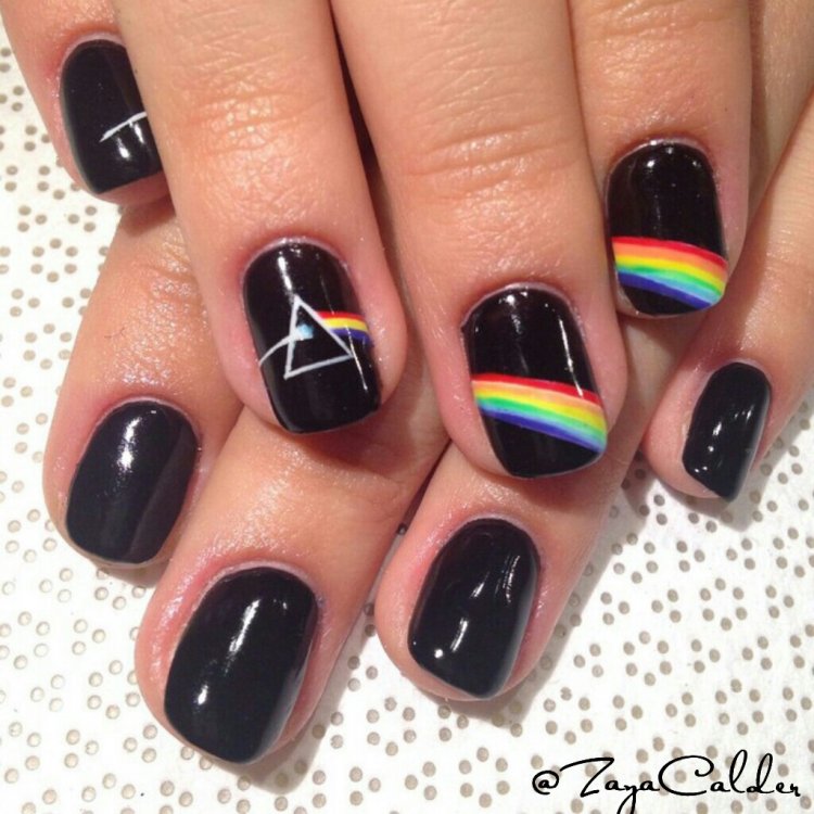 Маникюр чёрный с радугой