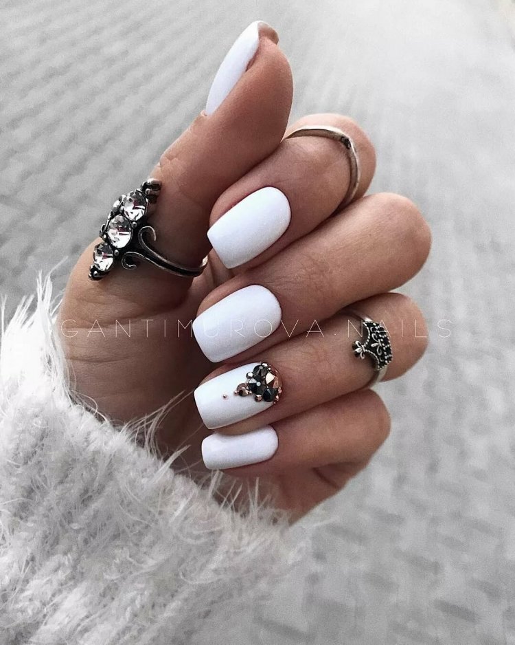 Белые ногти маникюр