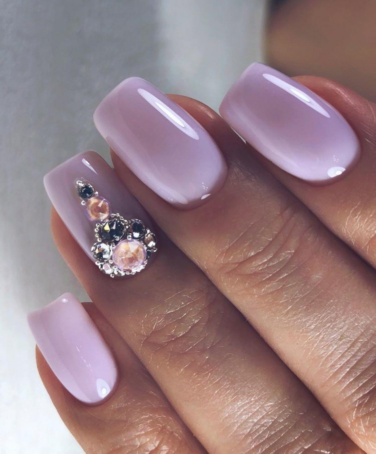 Красивый нежный маникюр со стразами