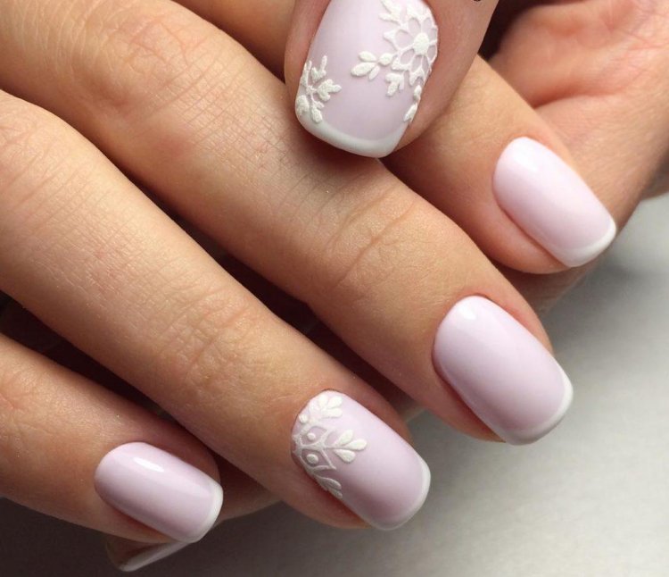 Світлий манікюр на короткі нігті