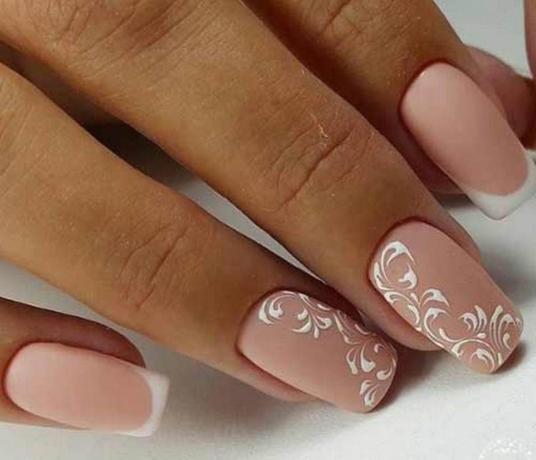 Маникюр на короткие ногти с вензелями