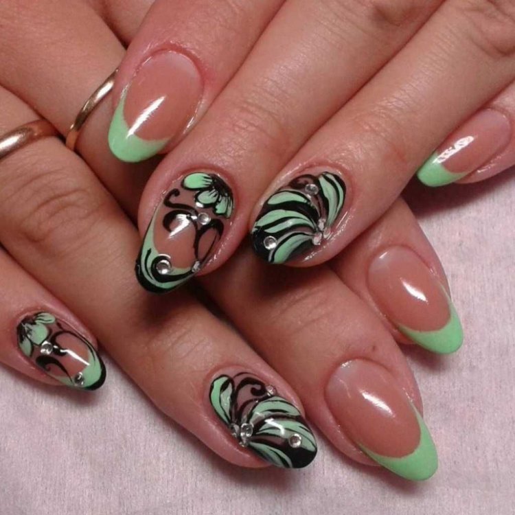 Зелёный френч на ногтях