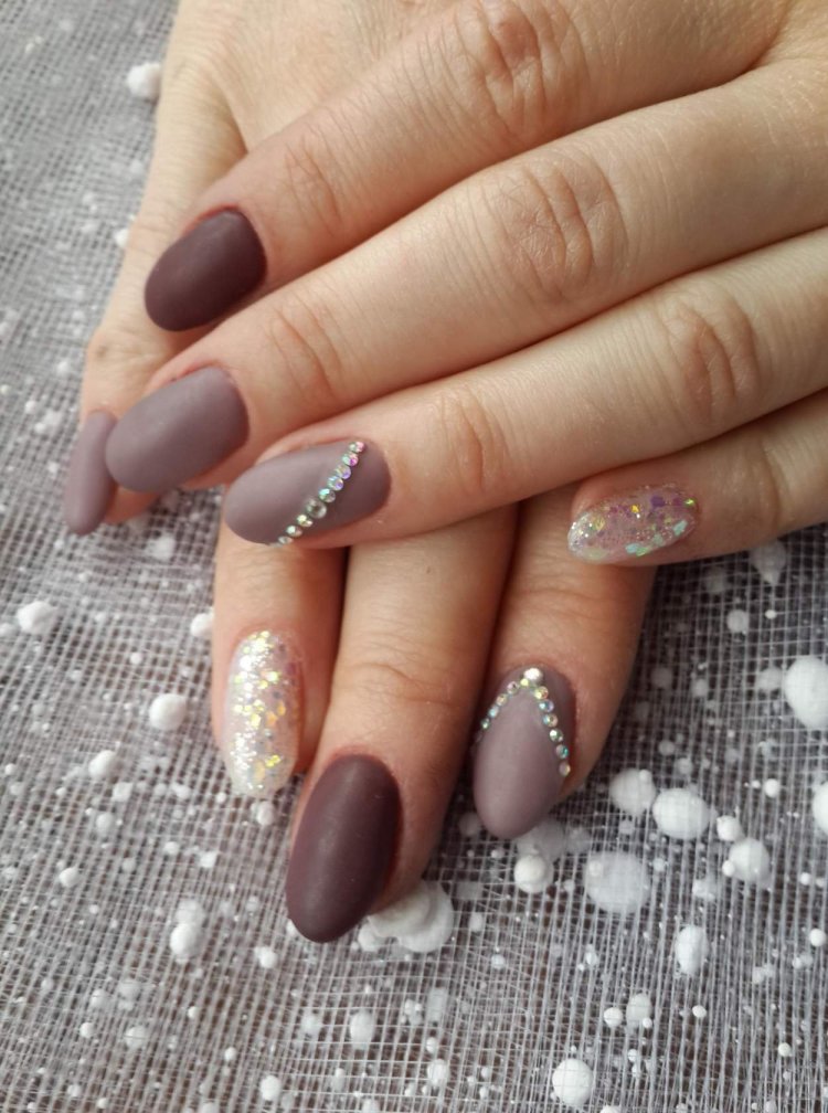 Коричневый маникюр со стразами