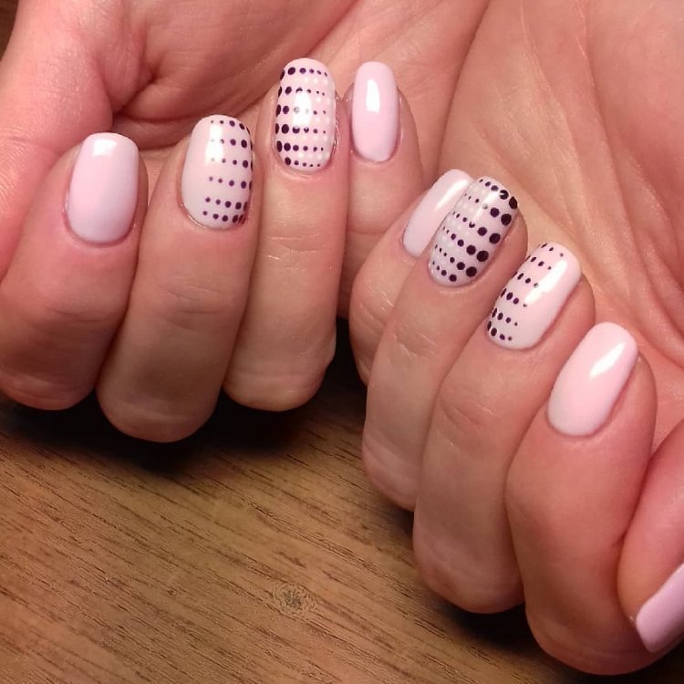 Маникюр в горошек