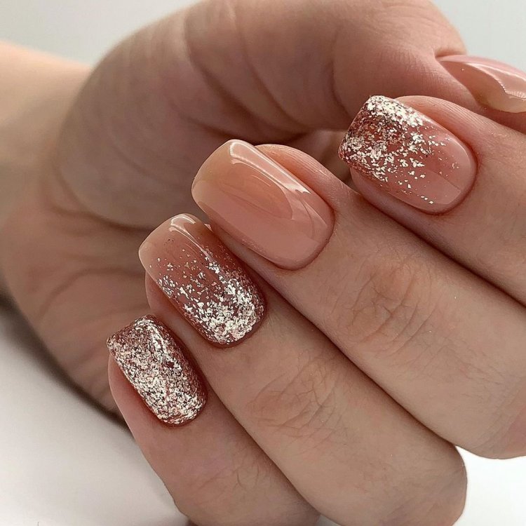 Однотонный маникюр с новогодним рисунком