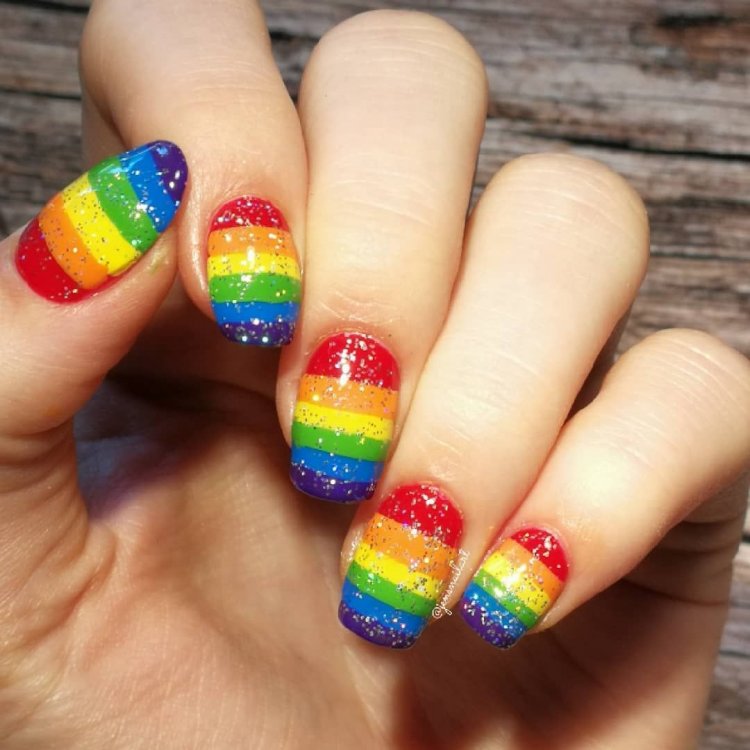 Маникюр на короткие ногти Радуга