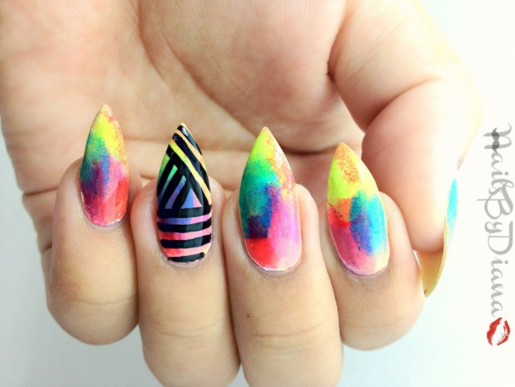 Маникюр с радужными перьями