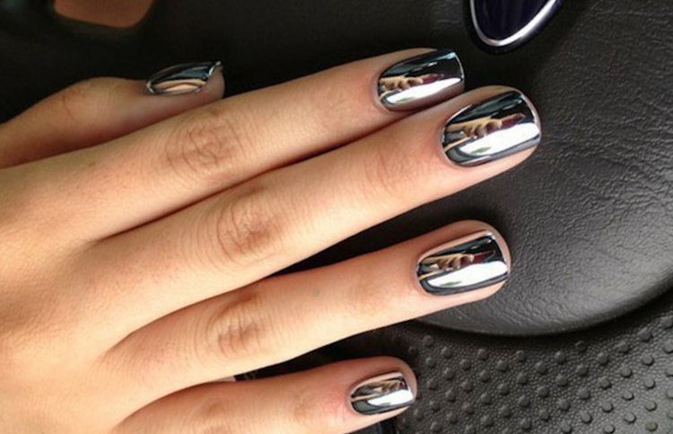 Зеркальный маникюр розовый