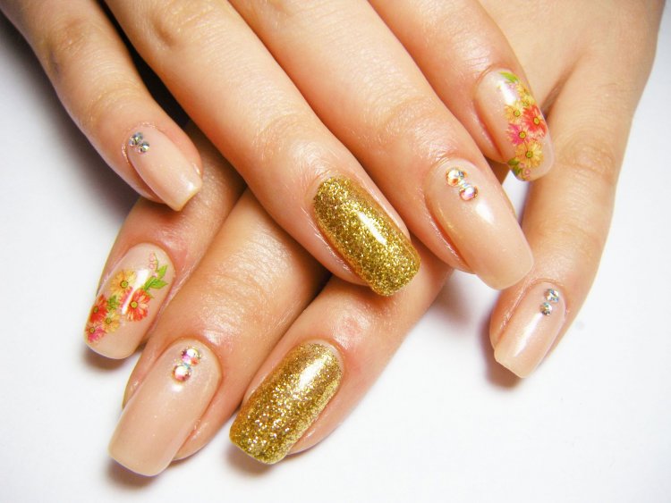Ногти с золотистым дизайном