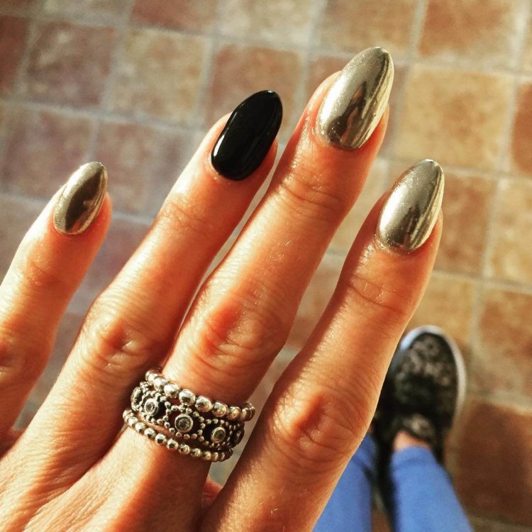 Золотой маникюр с зеркальным блеском