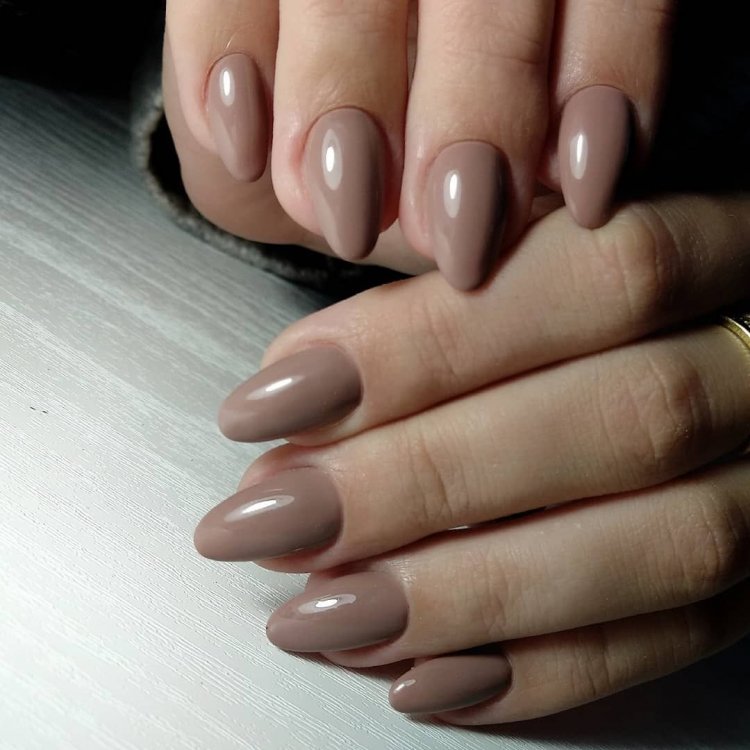 Маникюр цвета кофе с молоком