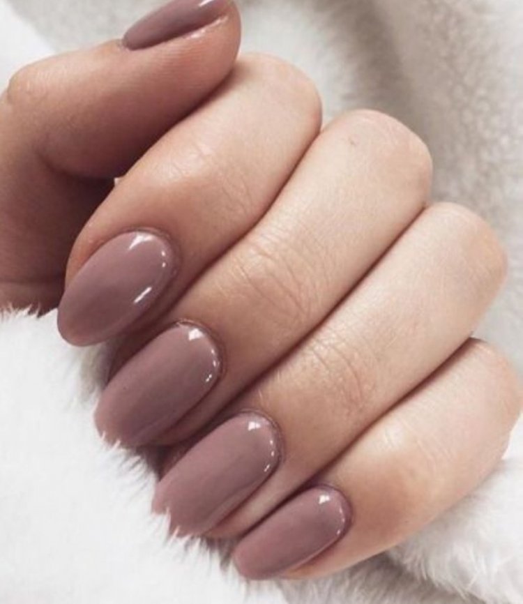 Однотонный маникюр на новый год - 45 фото