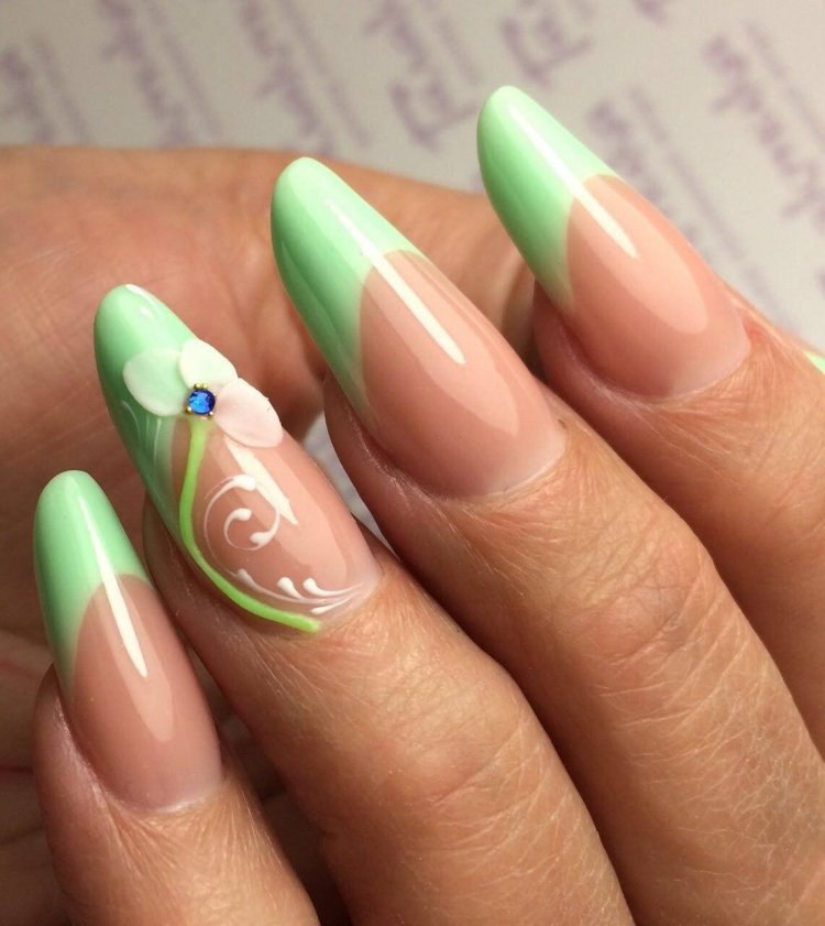 Ногти френч бледно зеленый