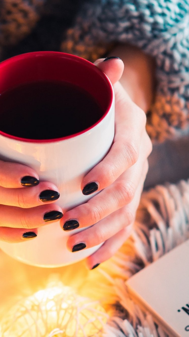 Маникюр с кружкой кофе