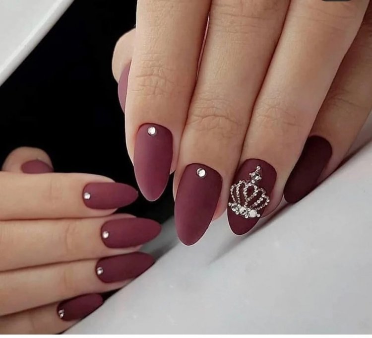 Бордовые ногти