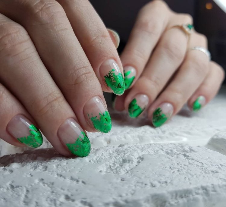 Зелёный френч на ногтях