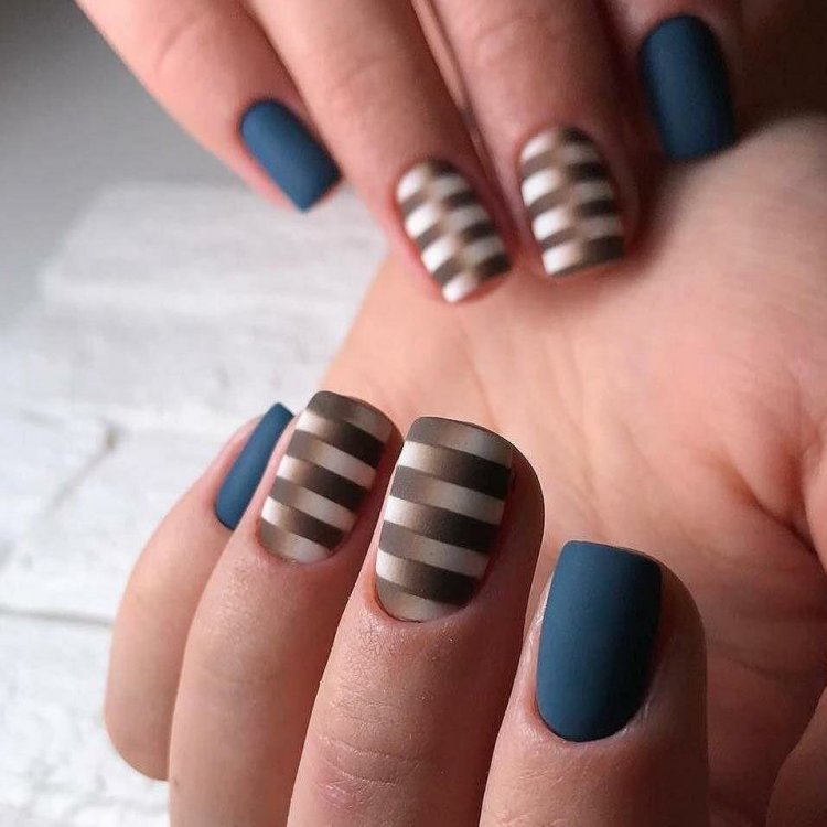 Маникюр с градиентными полосками