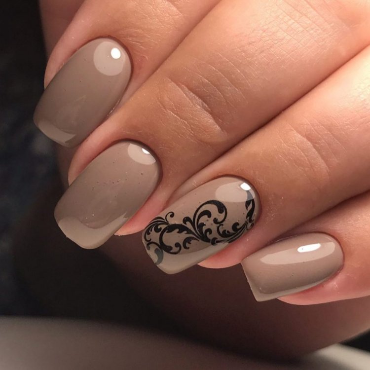 Маникюр в бежево-коричневых тонах