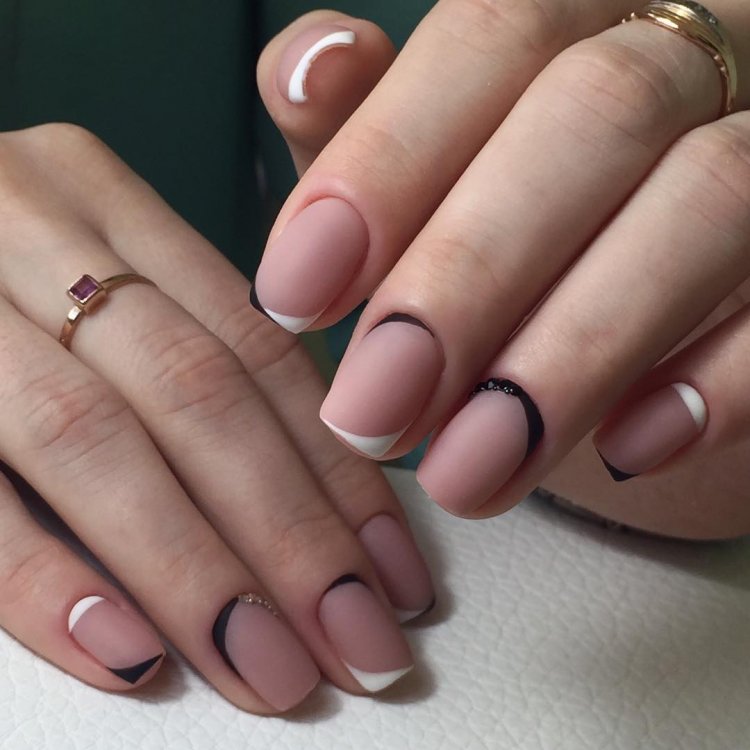 Незвичайний матовий френч на нігтях